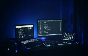 Testowanie strony na laptopie i drugim wyświetlaczu.